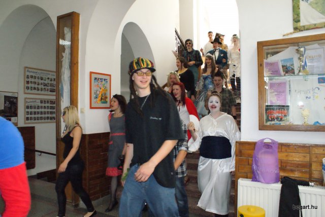 Bolond ballagás