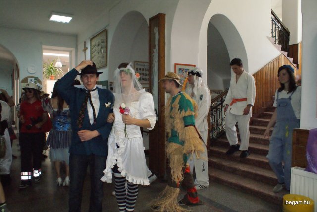 Bolond ballagás
