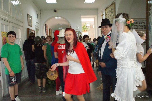 Bolond ballagás