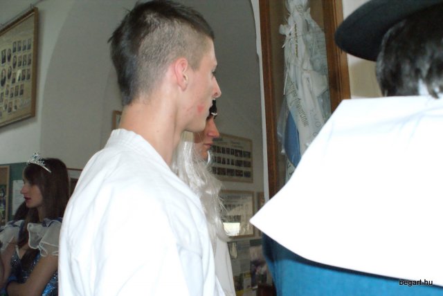 Bolond ballagás