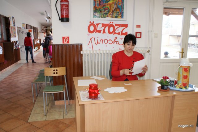 Pirosba öltöztünk