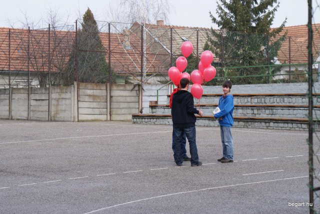 Pirosba öltöztünk
