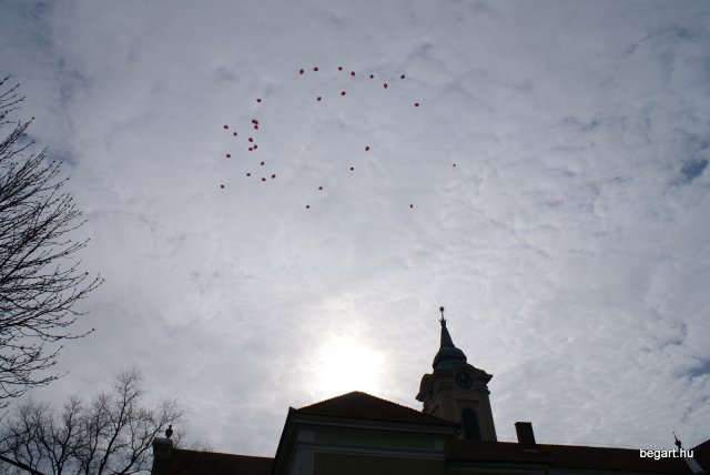 Pirosba öltöztünk