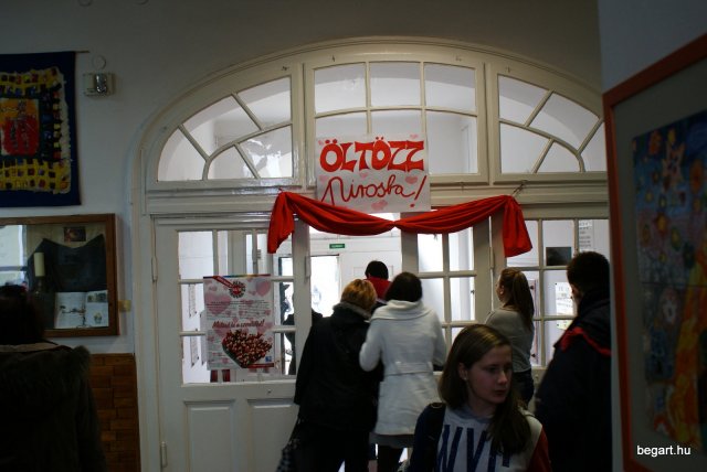 Pirosba öltöztünk