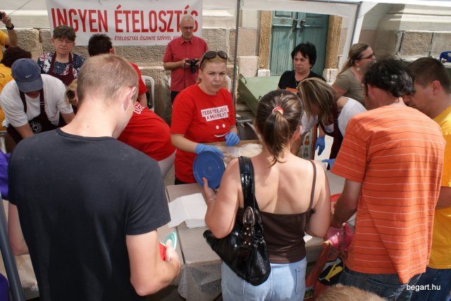 Ingyen ételosztás