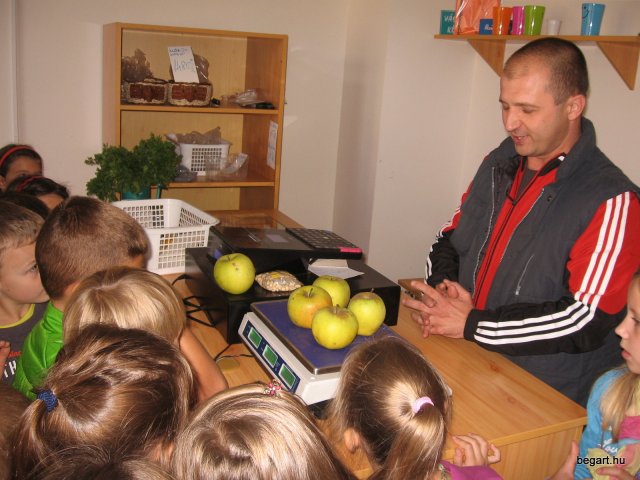 Látogatás egy zöldség-gyümölcsboltban