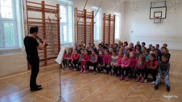 Zeneiskolai toborzó