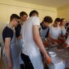 Kolbászt gyúrt és sütit sütött a 9.A
