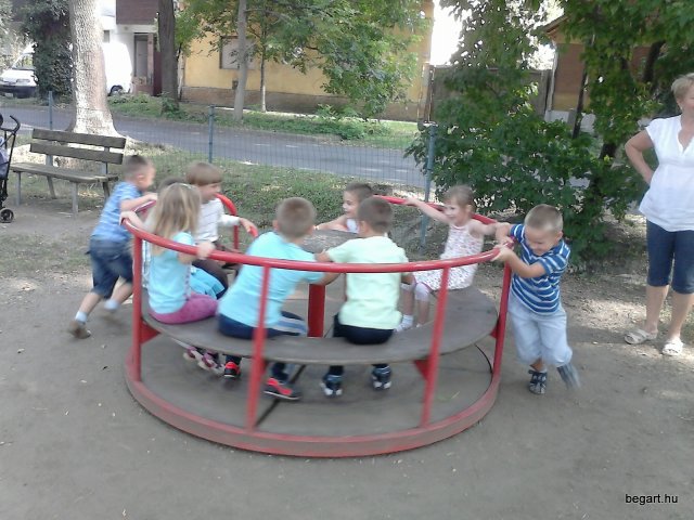 JÁTSZÓTÉREN